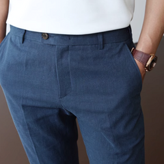 Elegante Herren-Chino in Dunkelblau – schmal geschnittene Sommerhose mit Bügelfalte, kombinierbar mit Poloshirt oder Hemd, ideal für Büro und Freizeit.
