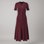 Bordeauxrotes Hemdkleid für Damen mit Knopfleiste und Schlitz – eleganter Look mit kurzem Ärmel, Taschen-Details und figurbetontem Schnitt, ideal für Alltag oder Büro.