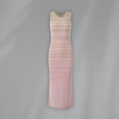 Ärmelloses Sommerkleid in Rosa-Beige mit wellenförmigem Muster – figurbetontes Midikleid aus gehäkeltem Stoff, ideal für elegante Sommerlooks.