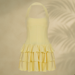 Gelbes Mini-Sommerkleid für Damen – figurbetontes Halterneck-Kleid mit Korsagenoberteil und verspieltem Rüschenrock, ideal für Strand, Urlaub oder Party-Outfits.