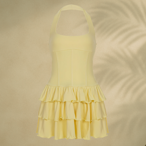 Gelbes Mini-Sommerkleid für Damen – figurbetontes Halterneck-Kleid mit Korsagenoberteil und verspieltem Rüschenrock, ideal für Strand, Urlaub oder Party-Outfits.