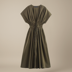 Elegantes Sommerkleid in Khaki-Grün für Damen – locker fallendes Kleid mit tiefem V-Ausschnitt, Taillenband und kurzen Ärmeln, ideal für City-Looks und Urlaubsoutfits.