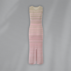 Ärmelloses Sommerkleid in Rosa-Beige mit wellenförmigem Muster – figurbetontes Midikleid aus gehäkeltem Stoff, ideal für elegante Sommerlooks.