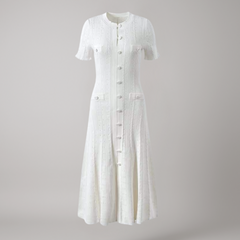 Weißes Hemdkleid für Damen mit Knopfleiste und Schlitz – eleganter Look mit kurzem Ärmel, Taschen-Details und figurbetontem Schnitt, ideal für Alltag oder Büro.