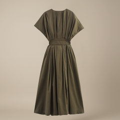 Elegantes Sommerkleid in Khaki-Grün für Damen – locker fallendes Kleid mit tiefem V-Ausschnitt, Taillenband und kurzen Ärmeln, ideal für City-Looks und Urlaubsoutfits.