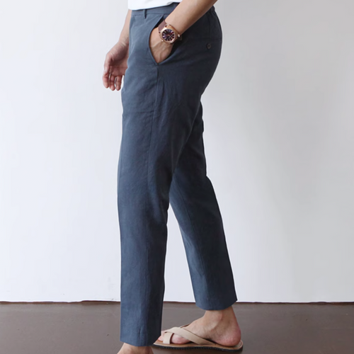 Elegante Herren-Chino in Dunkelblau – schmal geschnittene Sommerhose mit Bügelfalte, kombinierbar mit Poloshirt oder Hemd, ideal für Büro und Freizeit.