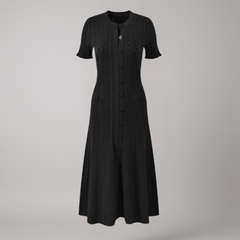 Schwarzes Hemdkleid für Damen mit Knopfleiste und Schlitz – eleganter Look mit kurzem Ärmel, Taschen-Details und figurbetontem Schnitt, ideal für Alltag oder Büro.