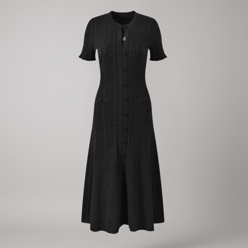 Schwarzes Hemdkleid für Damen mit Knopfleiste und Schlitz – eleganter Look mit kurzem Ärmel, Taschen-Details und figurbetontem Schnitt, ideal für Alltag oder Büro.