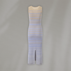 Ärmelloses Häkelkleid in Beige-Blau mit welligem Design – figurbetontes Midikleid für Damen, perfektes Outfit für Sommer, Urlaub oder Gartenparty.