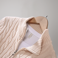 Beiger Zopfmuster-Strickpullover für Herren – warmer Pullover mit halbem Reißverschluss und Stehkragen, klassischer Casual-Look für Herbst und Winter.