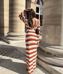 Langes Häkelkleid mit buntem Zickzack-Streifenmuster in Creme, Rostrot und Orange – figurbetontes Maxikleid mit langen Ärmeln und offenem Rückenausschnitt, perfekter Boho-Look für Sommer und Urlaub.