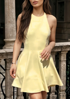 Gelbes A-Linien Minikleid für Damen – ärmelloses Sommerkleid mit hoher Halslinie, figurbetontem Oberteil und schwingendem Rock, ideal für sonnige Tage und besondere Anlässe.