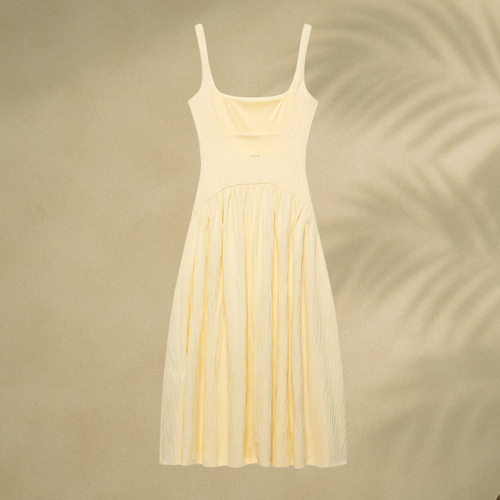 Leichtes gelbes Sommerkleid für Damen – ärmelloses Midikleid mit Plisseefalten, ideal für Alltag, Urlaub oder besondere Anlässe.