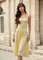 Leichtes gelbes Sommerkleid für Damen – ärmelloses Midikleid mit Plisseefalten, ideal für Alltag, Urlaub oder besondere Anlässe.