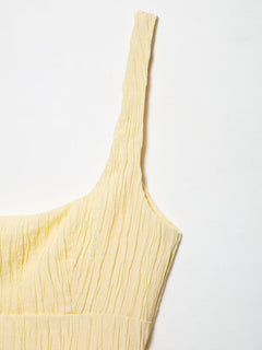 Leichtes gelbes Sommerkleid für Damen – ärmelloses Midikleid mit Plisseefalten, ideal für Alltag, Urlaub oder besondere Anlässe.