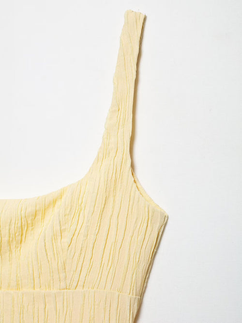 Leichtes gelbes Sommerkleid für Damen – ärmelloses Midikleid mit Plisseefalten, ideal für Alltag, Urlaub oder besondere Anlässe.