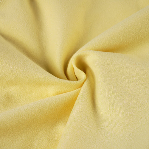 Gelbes Mini-Sommerkleid für Damen – figurbetontes Halterneck-Kleid mit Korsagenoberteil und verspieltem Rüschenrock, ideal für Strand, Urlaub oder Party-Outfits.