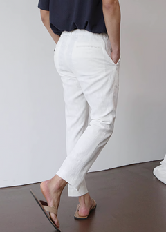 Leichte weiße Sommerhose für Herren – lässiger Slim Fit mit elastischem Bund und schlichter Rückentasche, aus atmungsaktivem Leinen-Baumwoll-Mix.