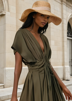 Elegantes Sommerkleid in Khaki-Grün für Damen – locker fallendes Kleid mit tiefem V-Ausschnitt, Taillenband und kurzen Ärmeln, ideal für City-Looks und Urlaubsoutfits.
