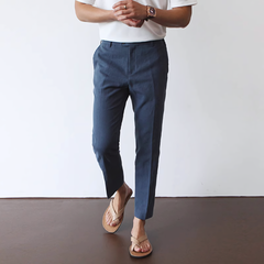 Elegante Herren-Chino in Dunkelblau – schmal geschnittene Sommerhose mit Bügelfalte, kombinierbar mit Poloshirt oder Hemd, ideal für Büro und Freizeit.