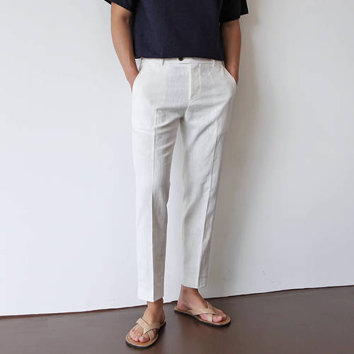 Leichte weiße Sommerhose für Herren – lässiger Slim Fit mit elastischem Bund und schlichter Rückentasche, aus atmungsaktivem Leinen-Baumwoll-Mix.